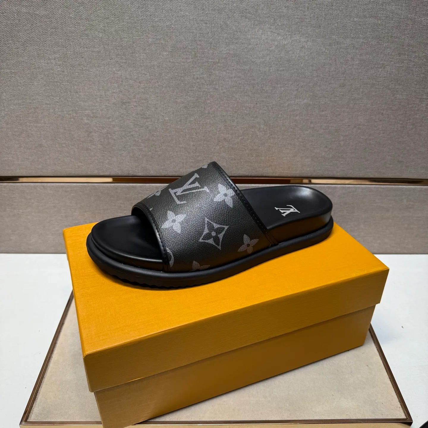 ⬛️Men's shoes 💰p320 [LV～] Men's casual slippers 2025z cabinet sales simultaneously 🔶Size: 38-44 #️⃣ 🔷3 colors🔜The upper is made of multi-material splicing ➕Genuine leather lining, comfortable and breathable, sole: original comfortable and wear-resistant outsole, ⚠️real thing📱photographed🎬real thing is better📢📢📢